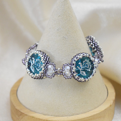 深いスカイブルーのアクリルビーズをベゼルセッティングしたブレスレット-7