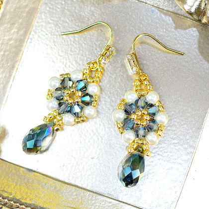 Серьги из стеклянных бусин с каплей