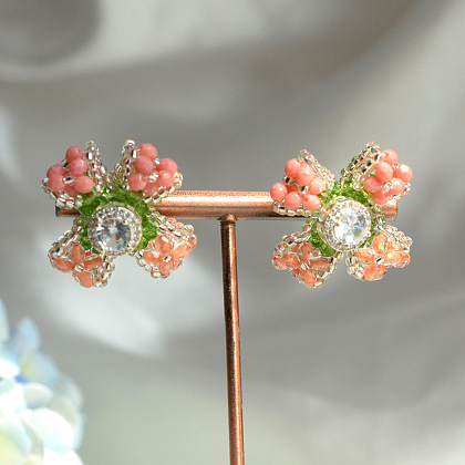 Серьги из розовых бантов и стеклянных бусин-6