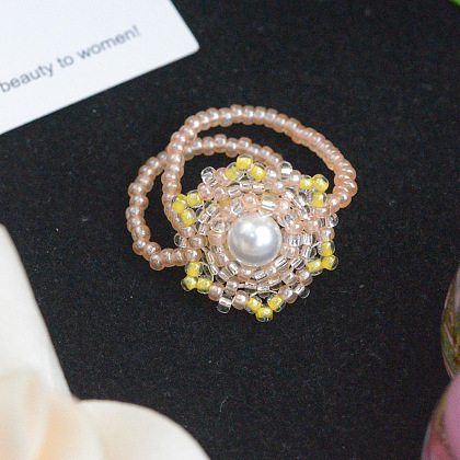 Кольцо с бусинами из цветочных семян и жемчуга