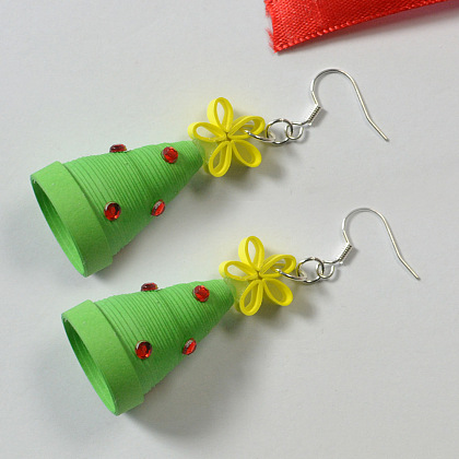 Paper Quilling Christmas Tree Dangle Earrings-1