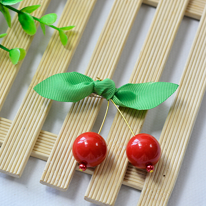 Красная брошь вишня из бисера с зеленой лентой-1