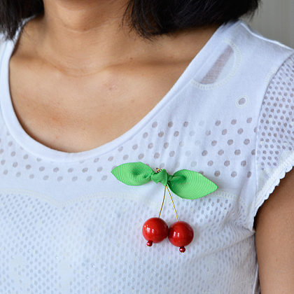 Spilla di ciliegia con perline rosse e nastro verde-5