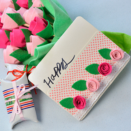 Прекрасная праздничная подарочная карта с розой из фетра-5