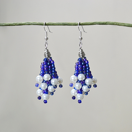 Boucles d'oreilles en grappe violettes avec perles de rocaille et perles blanches-1