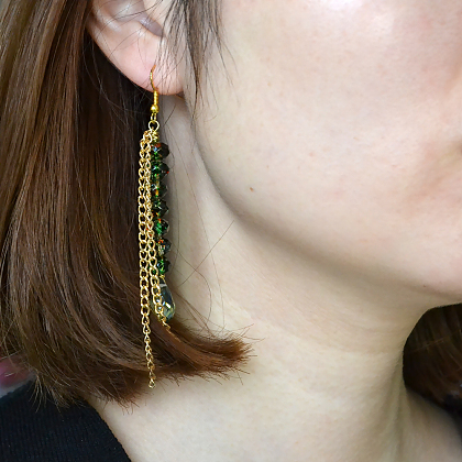 Boucles d'oreilles pompons avec chaîne dorée et perles de verre-5