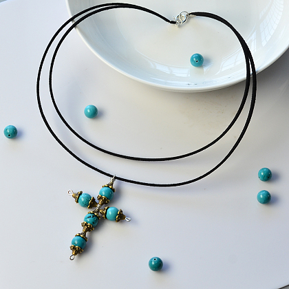 Collier pendentif croix simple avec perles turquoise-1