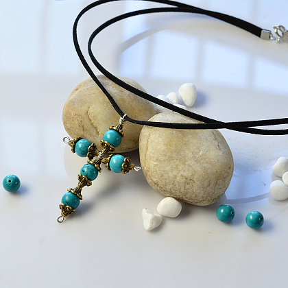 Collier pendentif croix simple avec perles turquoise-6