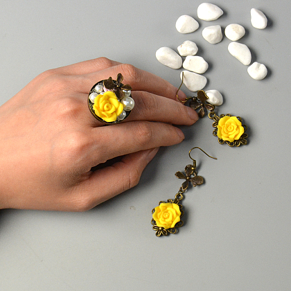 Ensemble de boucles d'oreilles et de bagues en forme de fleur en perles de résine-5