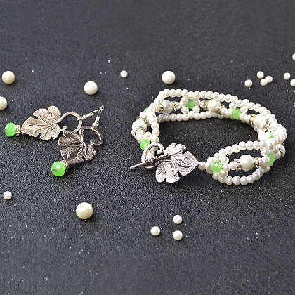Conjunto de joyas con pulsera de perlas y pendientes de hojas.-2