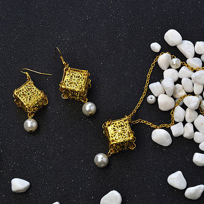 Set aus goldener Halskette und Ohrringen-1