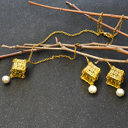 Set aus goldener Halskette und Ohrringen-5
