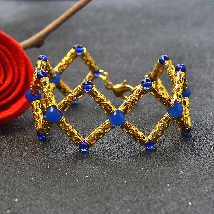 Projet de bricolage original pandahall – comment réaliser un bracelet jonc carré avec des perles bleues décorées-1