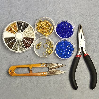 Projet de bricolage original pandahall – comment réaliser un bracelet jonc carré avec des perles bleues décorées-2