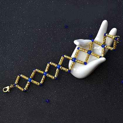 Projet de bricolage original pandahall – comment réaliser un bracelet jonc carré avec des perles bleues décorées-5