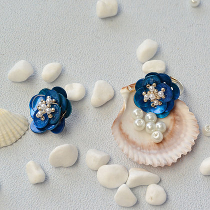 Anillos de flores de botón azul hechos a mano con perlas y cuentas de semillas-8