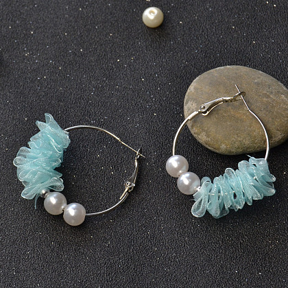 Серьги-кольца из жемчужных бусин, украшенные лентой из органзы