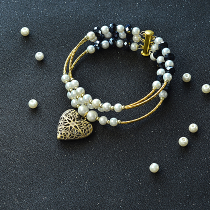 Brazalete de cuentas de perlas de tres vueltas con colgante de medallón hueco en forma de corazón-6