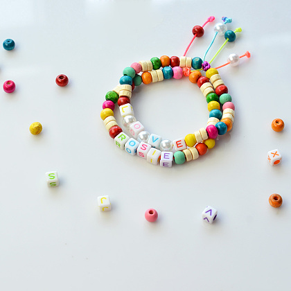 Bracelet de perles de bois colorées avec perles alphabet acryliques-5