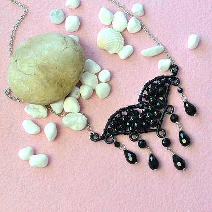 Ожерелье с подвеской в виде летучей мыши из проволоки и черными бусинами-8