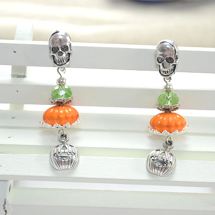 Boucles d'oreilles sur le thème d'Halloween avec crâne et citrouille-1
