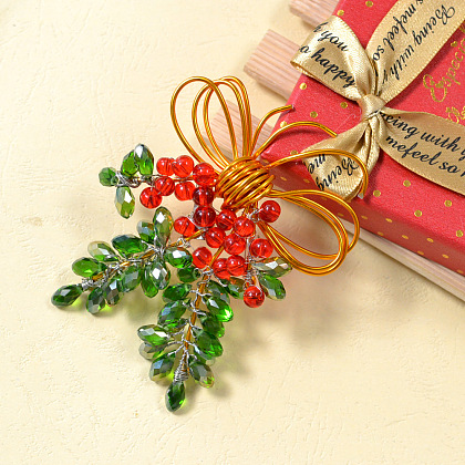 Bezaubernde Weihnachtsbrosche mit Perlen und Drähten-1