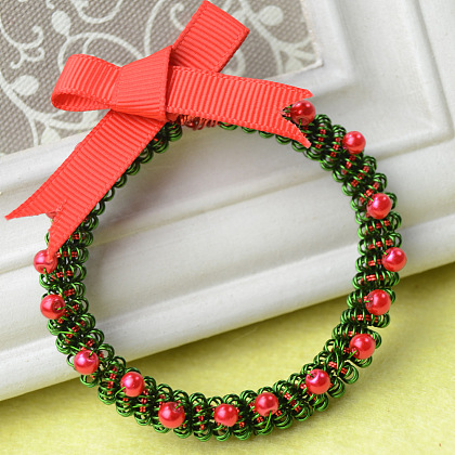 Ghirlanda di ornamento di Natale avvolta con perline e nastro-1