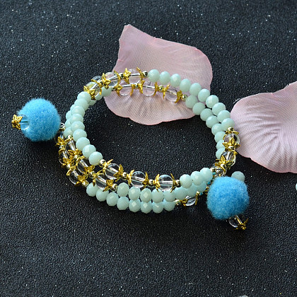 Браслет из бирюзовых стеклянных бусин с подвесками-помпонами