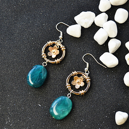 Boucles d'oreilles pendantes de style vintage avec des perles de pierres précieuses acryliques