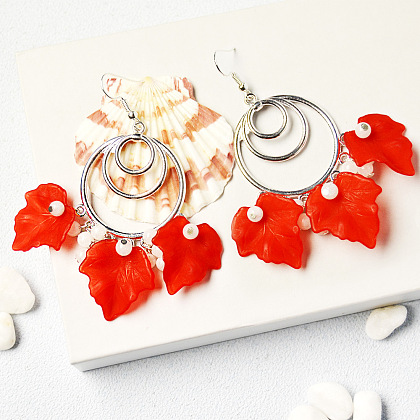 Boucles d'oreilles pendantes en feuille d'érable en acrylique rouge-1