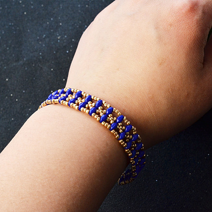 Bracelet délicat en point de perles de rocaille dorées et bleues-6