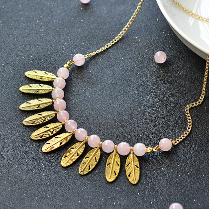 Collier plastron pendentif plume en or avec perles de quartz rose-1