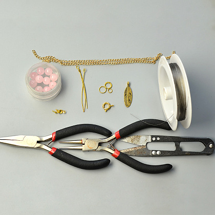 Collier plastron pendentif plume en or avec perles de quartz rose-2