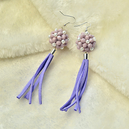 Orecchini lunghi con nappe viola e perline-5