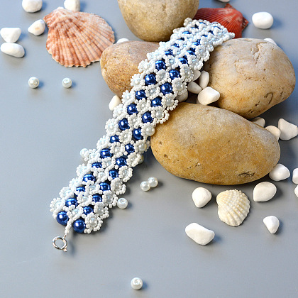 Joli collier avec des perles bleues et blanches-5