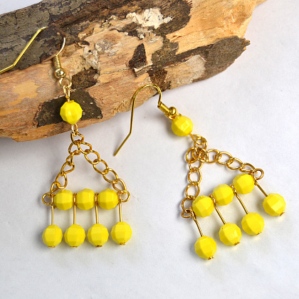 Ohrringe aus gelben, facettierten Perlen-1