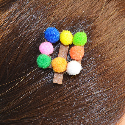 Pinces à cheveux à pompons colorés-1
