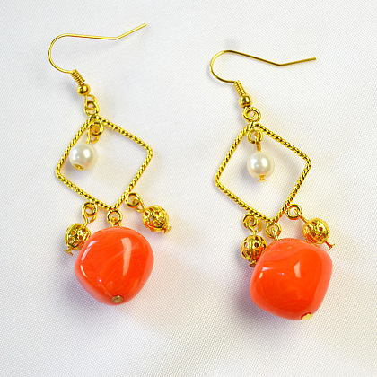 Серьги из акриловых бусин с драгоценными камнями