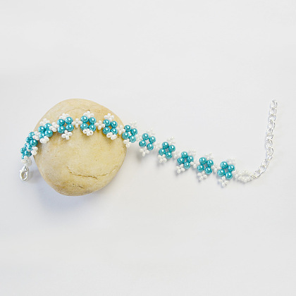Una pulsera de perlas azules-1
