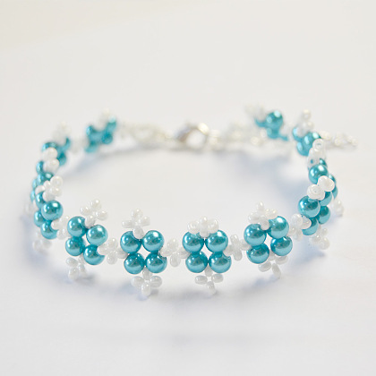 Una pulsera de perlas azules-6