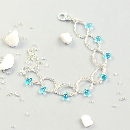 Armband mit Wassertropfen und silbernen Kreisen