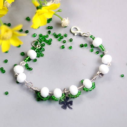 Weißes und grünes Perlenarmband