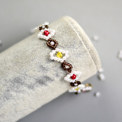 Простой крошечный браслет из жемчуга