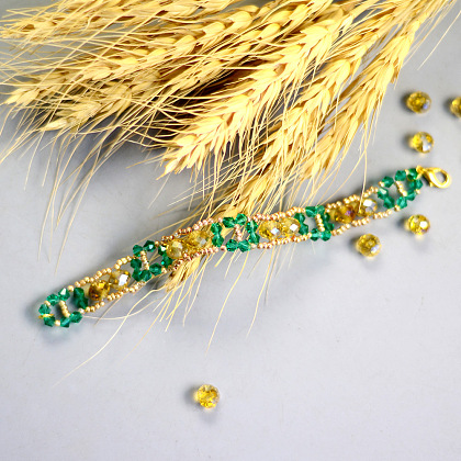 Браслет из желтых и зеленых гальванических стеклянных бусин