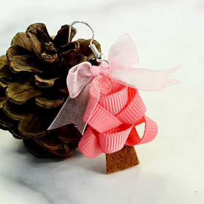 Pendientes de árbol de navidad de cinta rosa-1
