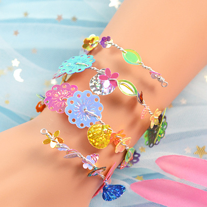 Браслет из проволоки с эффектом памяти и пайетками