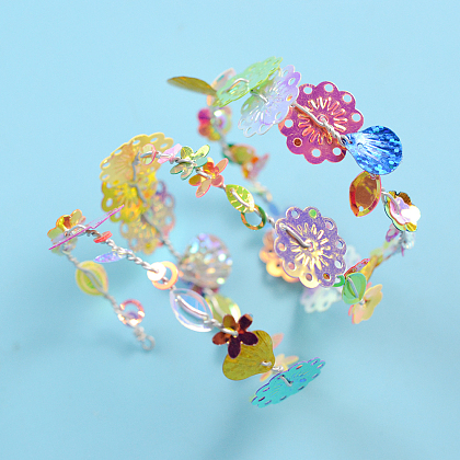 Браслет из проволоки с эффектом памяти и пайетками-3