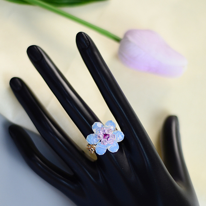 Anillo de flores con cuentas de cristal