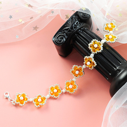 Blumenarmband mit Kristallperlen