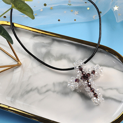 Колье-крестик с кристаллами и бисером